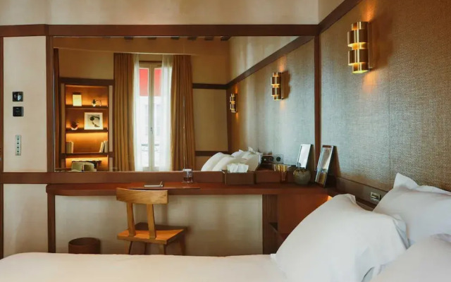 Confidential Suite 6, a Stone's Throw From the Louvre