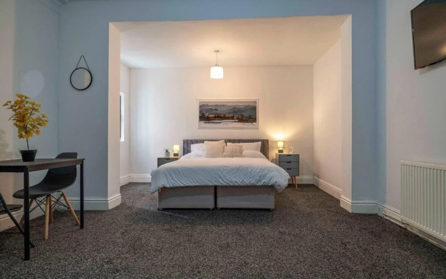 Lovely 13-bed House in Coventry