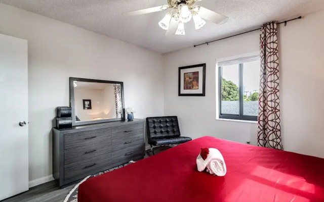 2 Bed2 Bath House with Backyard Jacuzzi