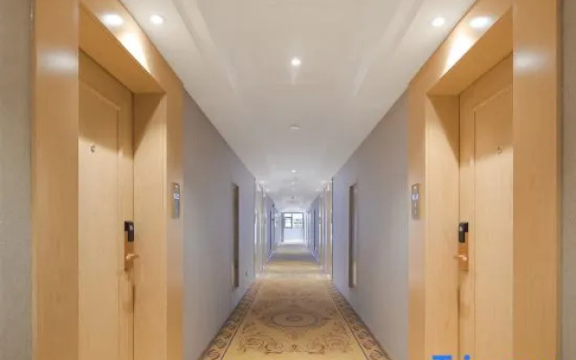 Vienna Hotel (Kunming Baiyun Road Metro Station Jiang'an)