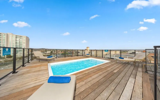 Lux Palm Beach Escape Pool Gym Prime Location