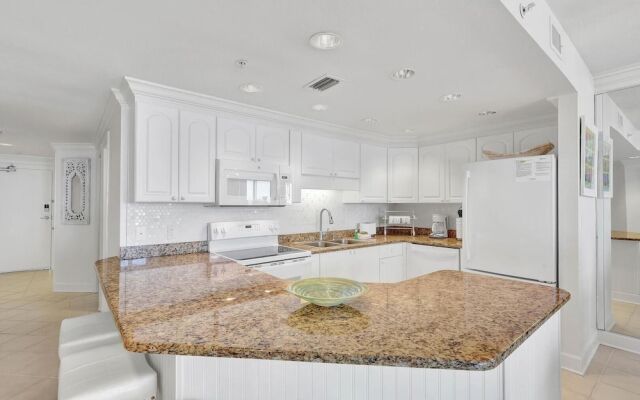 Beachfront Condo w/ View & Pool, Sleeps 8