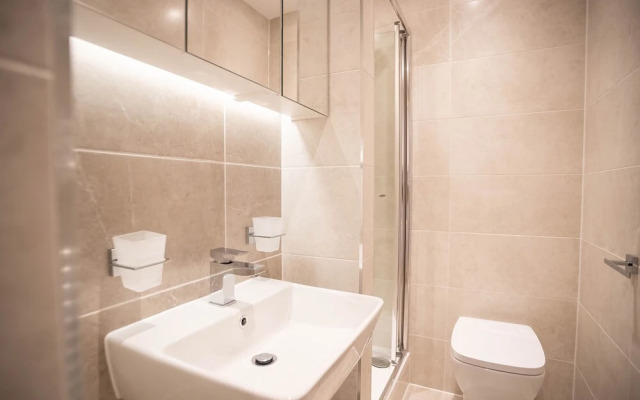 Deluxe & Chic 1 & 2 Bed Apts near Heathrow, Legoland, & Windsor Slough