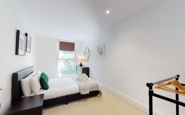 Comfy Two Bed Apartment w Balcony in Canary Wharf