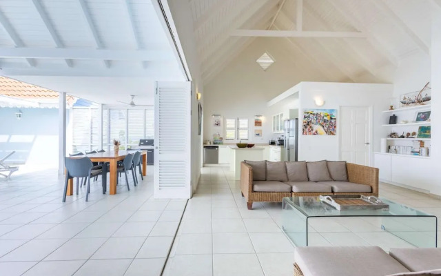 Ocean Whisper Villa in Sint Willibrordus