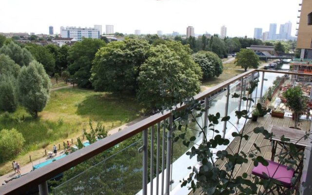 East London 2 Bed Flat With Balcony