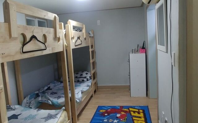 Ninano Guesthouse - Hostel