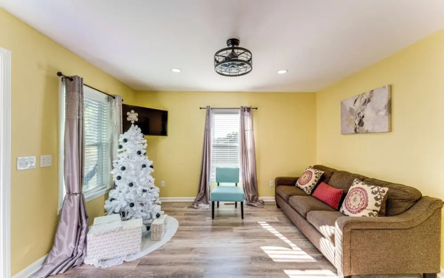 Walk Downtown: Charming Rome Abode w/ Yard!