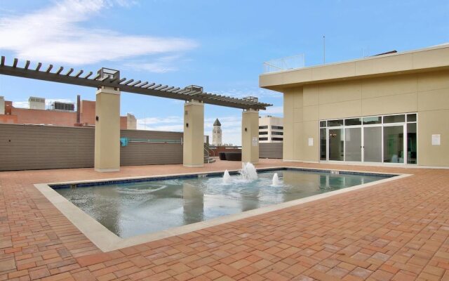 High End Old Town Loft + Pool + Clubhouse