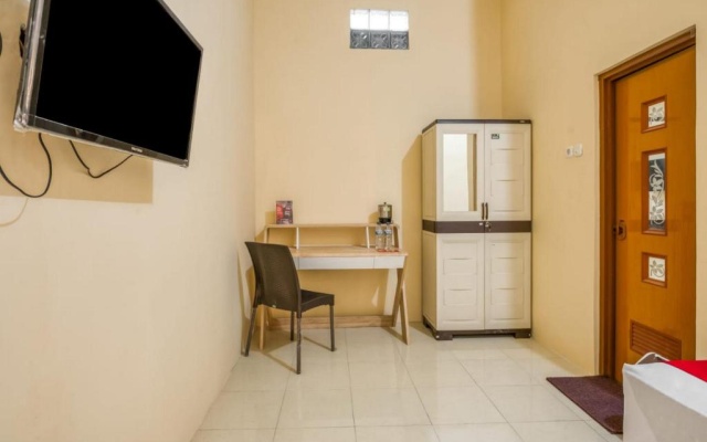 RedDoorz Syariah near Kebon Rojo Park Blitar – Guest Rooms – Blitar