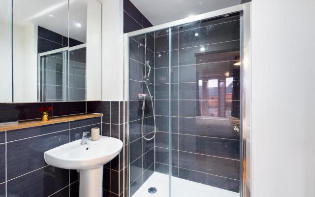 Cheerful 5-BDR/3-BATH House w/ Free Parking