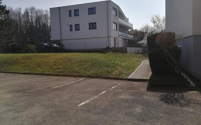 Studio renové en RDJ dans résidence de standing