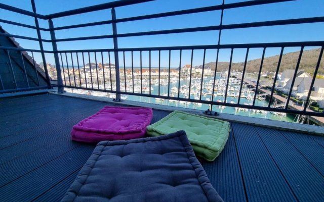 Bright 75 M With Balcony View On The Port