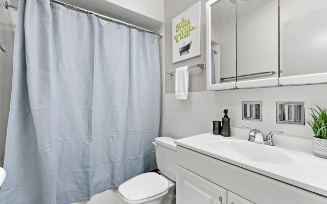 1BR Apt Near Shops in Lakeview