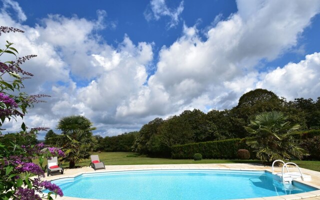 Luxurious Holiday Home with Swimming Pool in Meyrals