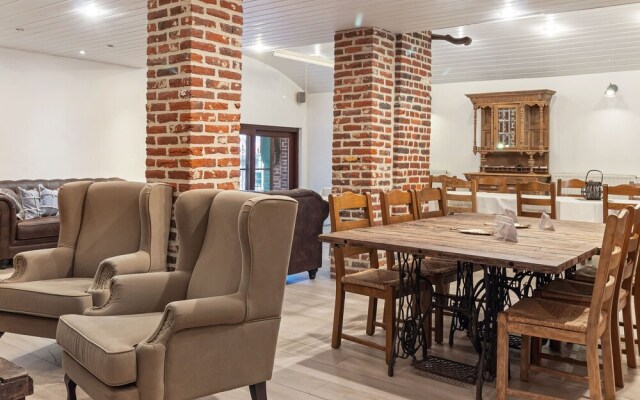 Beautifully Renovated Farmhouse for Groups, With Indoor Pool and Sauna