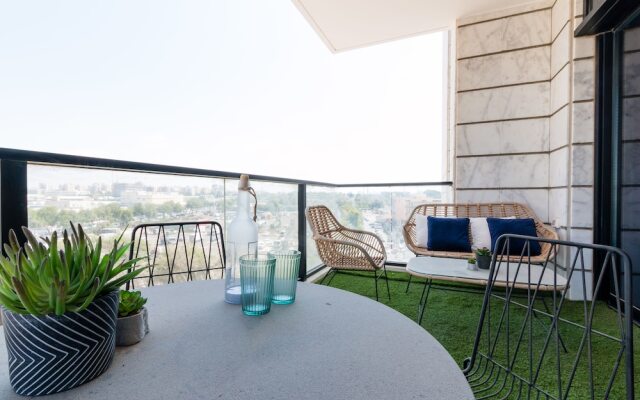 Artsy Modern Bright Apt in Bat Yam