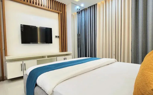 Luxurious 3-bhk Highly Secured & Close to Airport