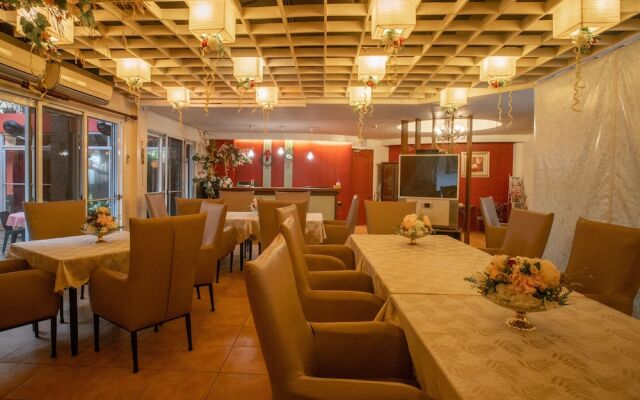 OYO 579 Anisabel Suites