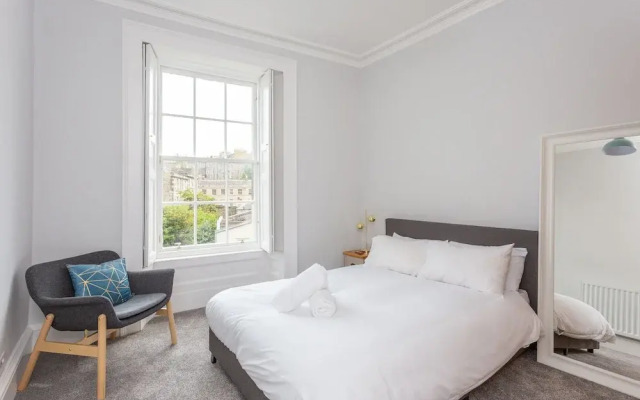Silver Lining - Luxury New Town Apartment