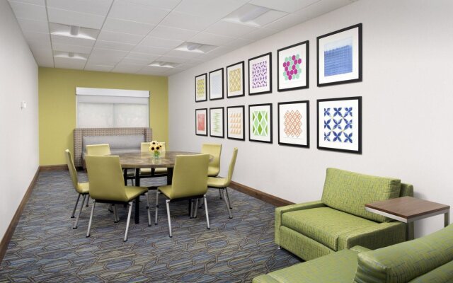 Holiday Inn Express & Suites Baltimore - BWI Airport North by IHG