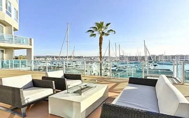 Luxury Space In the Marina