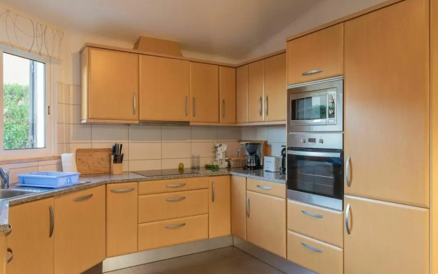 Cozy Villa in Albufeira With Swimming Pool