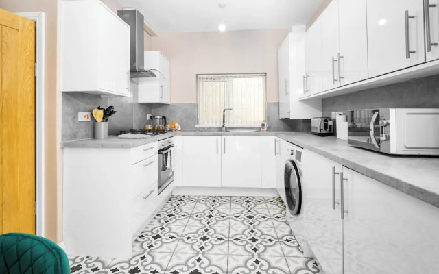 Spacious 3 bed House/sleeps 5/free Parking-oldbury