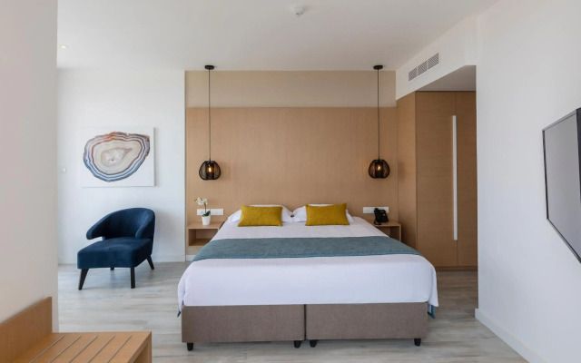 Leonardo Crystal Cove & Spa by the sea - Adults Only