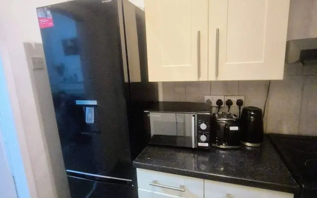 3 Bed Home Free Wifi & Netflix Central Location