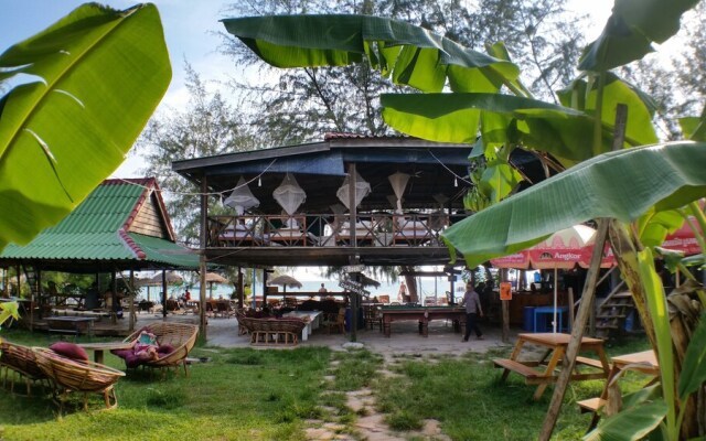 Footprints Beach Hostel  Bungalows