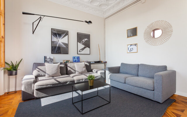 Sol in Barcelona with 2 bedrooms and 2 bathrooms