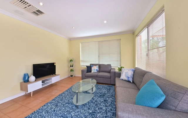 Redcliff Home Close to City & Airport