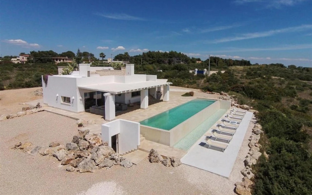 246 Villa Extralusso con Piscina a Manduria