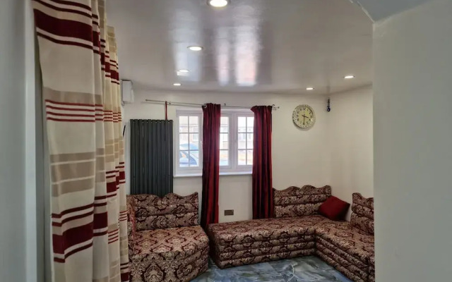 Cozy Dagenham Retreat - 2BR House
