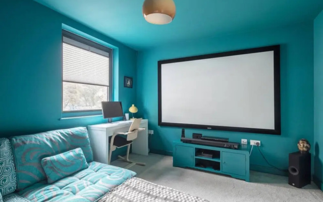Stylish 2BD With Views of the River Lea