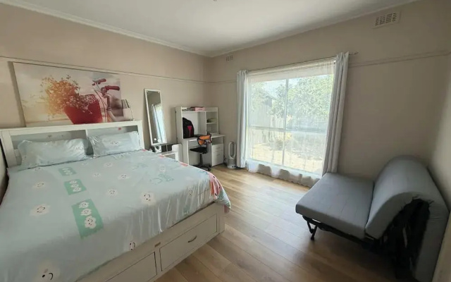 Charming 3 Bedroom Home Longer Stay Discount