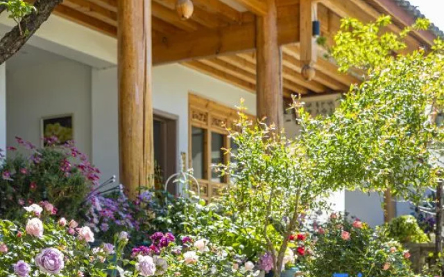 AJUN'S FRIENDS' LODGE | 360° Snow Mountain View | Private Garden · Sunny Courtyard – Outside – Lijiang
