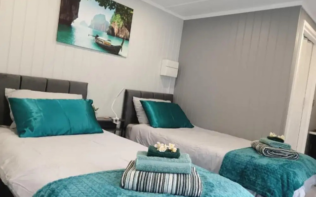2-bedroom Guesthouse in Derby City, Parking, Wi-fi