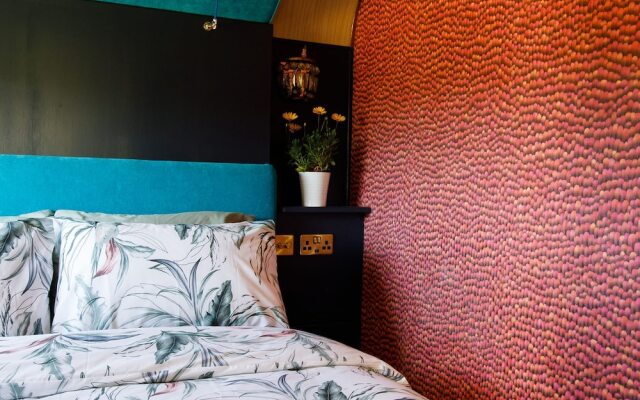 The Showman s Carriage King Bed Close to Beach
