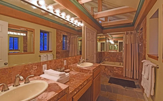 Mountainside Overlook Lake Views & Hot Tub