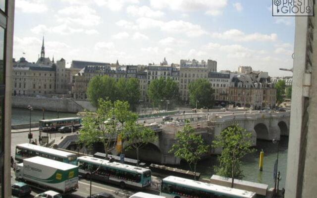 Pont Neuf and Louvre Paris Flat