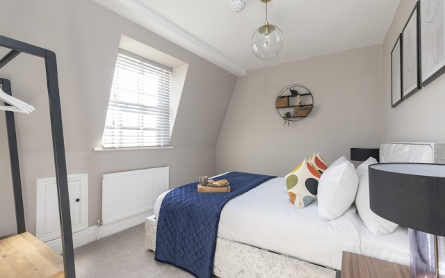 Elliot Oliver - Stunning 6 Bedroom Regency House With Parking