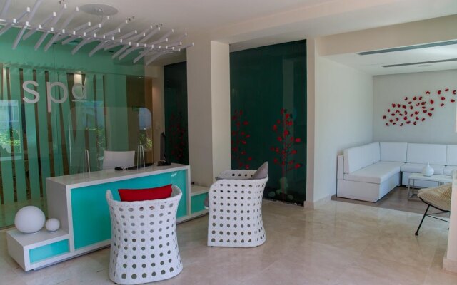 Gran Muthu Almirante Beach