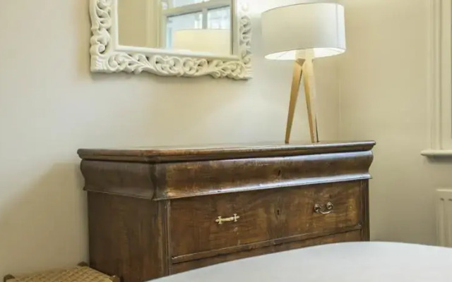 Fg Property - Earls Court, Philbeach Gardens, Flat 9