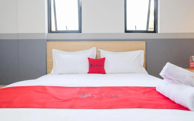 RedDoorz Near Mall Taman Anggrek