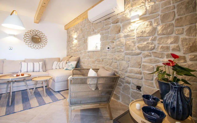 Charming 3-bed House in Tribunj