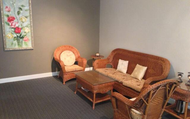 Centennial Inn on Bathurst