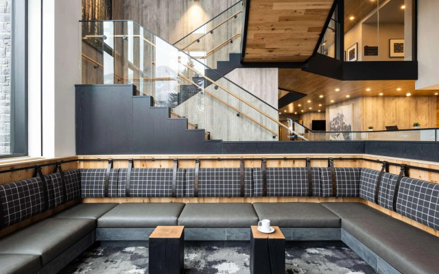 Peaks Hotel and Suites