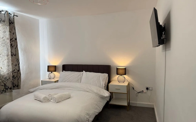 Large and Peaceful 4-bedroom House in Bridgend